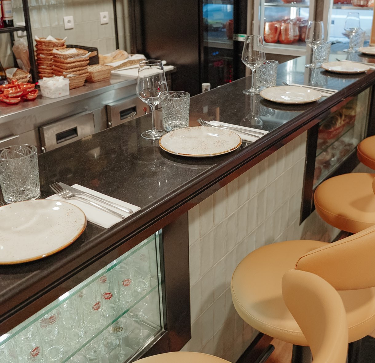 Cervejaria Zapata counter with high stools